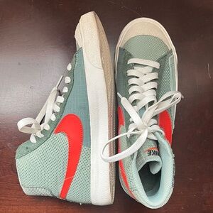 Nike Blazer Mid '77 Patch sneakers in the Dutch Green and Team Orange
